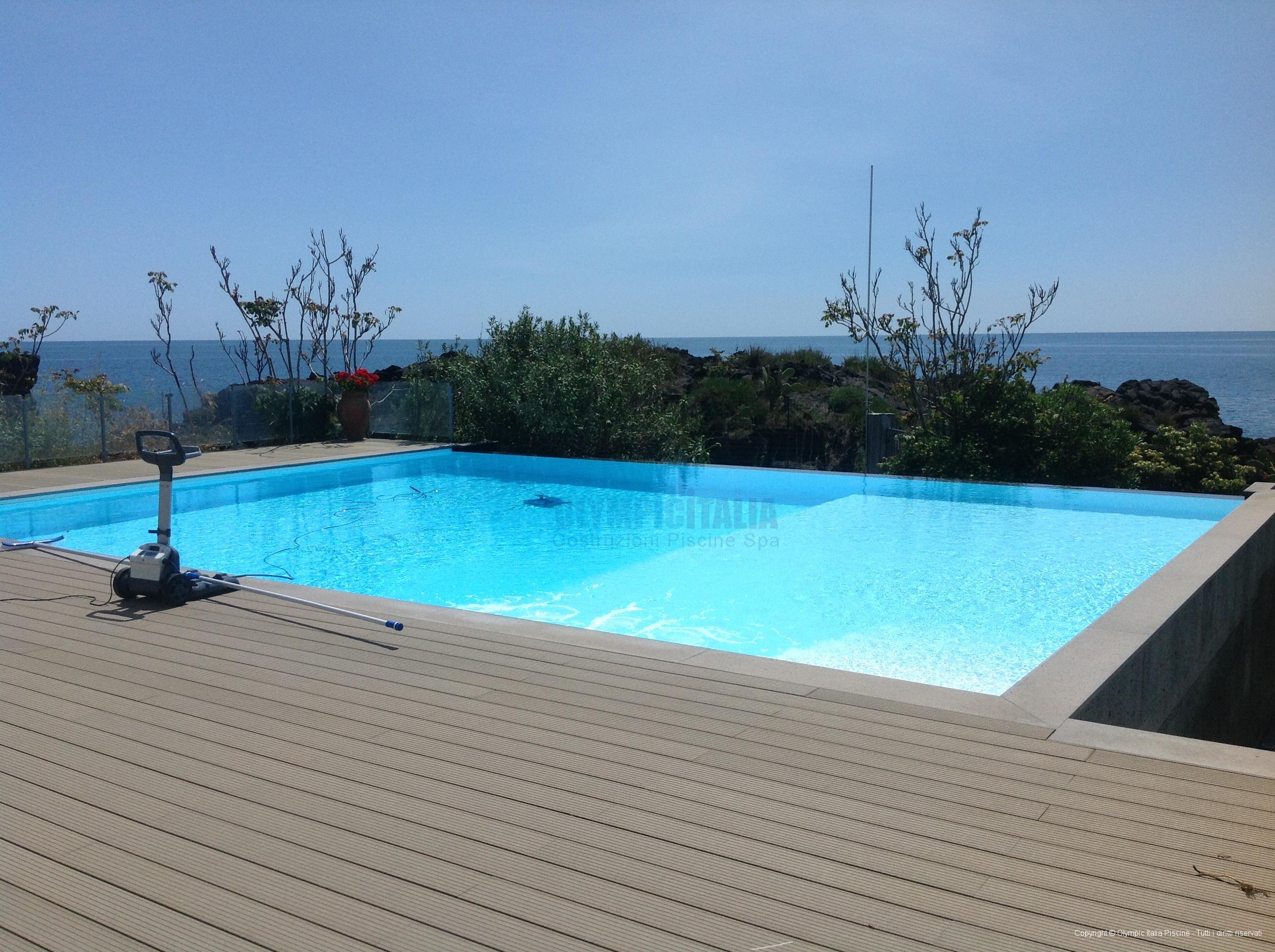 Costruzione piscina bordo sfioro struttura prefabbricata Piscine a sfioro prefabbricate